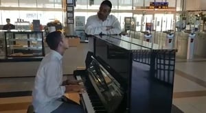 בדרך להופעה: יידל ורדיגר ובני לאופר שרו ברכבת • צפו