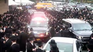 כך הצטופפו החסידים סביב האדמו"ר מהר"י מסאטמר • צפו