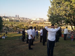תפילת מנחה בפארק ענבה