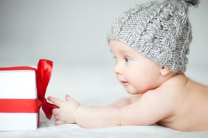 תינוק עם מתנה