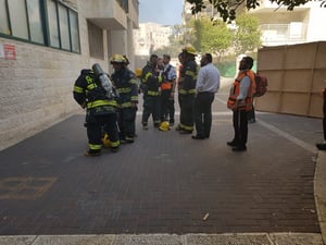 שריפה בבניין בגני גאולה; ילד נפצע קל