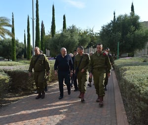 שר הביטחון, הבוקר