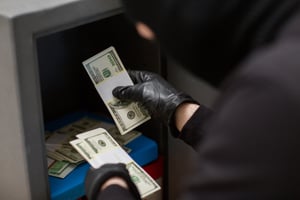 גנב כסף מכספות תיירים בבית המלון ונתפס