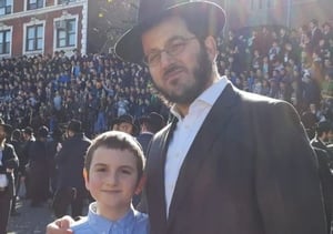 הרב קריצ'בסקי ובנו בכינוס שלוחי חב"ד בברוקלין השבוע