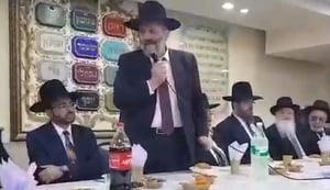 וידאו: אריה דרעי חוגג ניצחון בפתח תקווה