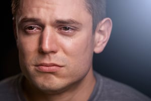 דמעות שקופות: מדוע גברים בוכים פחות מנשים?