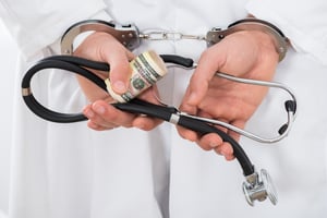 'רישיון להרוג': ארבעים רופאים ערבים נעצרו