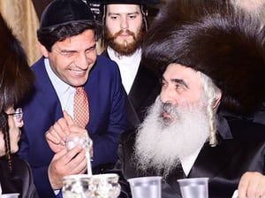 רב הסלבס מקבל 'לחיים' מהאדמו"ר מדושינסקיא