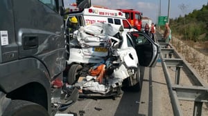 רכב ובו קצינים בצה"ל התנגש במשאית; 5 נפצעו