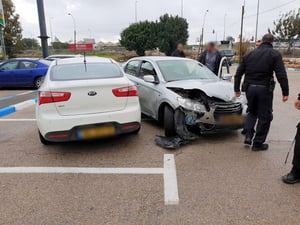 חשד: גנבו רכב, ניגחו ניידת משטרה ונעצרו