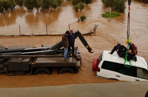 ג'יפים טבעו בשלולית ענקית; הנהגים חולצו