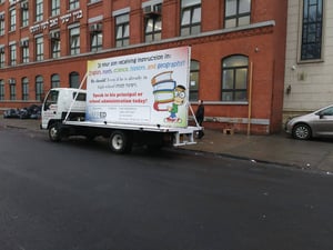 תעמולה של YAFFED ברחובות ברוקלין נגד החוסר בלימודי חול