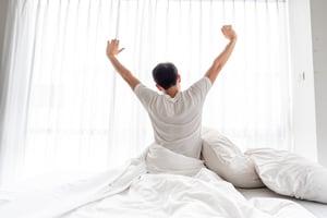 מתקשה לקום בבוקר? הנה 5 עצות לא שגרתיות שיסייעו לך בעניין