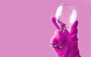 4 טעויות שאתם עלולים לעשות בהדחת כוסות יין