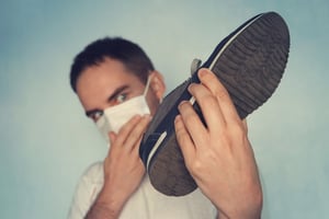 הפתרון המפתיע להפגת ריח רע מנעליים: ג'ל חיטוי לידיים