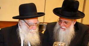 הרב מלכא - מימין עם הגרי"י יעקובוביץ זצ"ל
