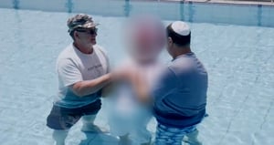 המיסיונרים קוראים לאנשיהם בסרטון פנימי לפעול במסגרת ארגון "לרעך" ומציגים יהודי מבוגר שהוטבל אשתקד לנצרות.