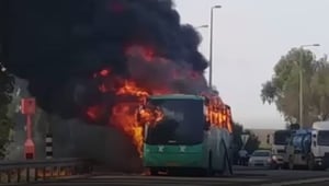 נס: אוטובוס עלה באש; נוסעיו החרדים ניצלו • צפו