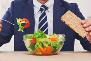 המדע מאשר: גברים שאוכלים ירקות מריחים טוב יותר
