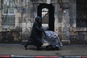 כך התמודדו במאה שערים עם הגשמים. צפו