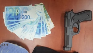 האקדח והכסף הגנוב