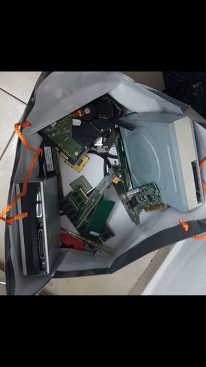 נערים גנבו מבית הספר שלהם חלקי מחשב