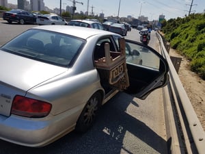 צפו: נהג הרכב הוביל ספסל עם דלת פתוחה