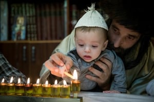 יואליש עם אחד מ-18 ילדיו