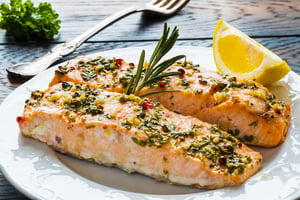 למה שף לעולם לא יזמין דג סלמון במסעדה