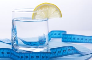 שתיית הכמות *הזו* של מים תשרוף לכם 490 קלוריות בשבוע