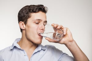 7 טיפים שיסייעו לכם לשתות יותר מים לאורך כל היום