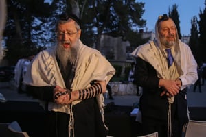 השר אריה דרעי התפלל בקבר מרן והצביע בהר נוף