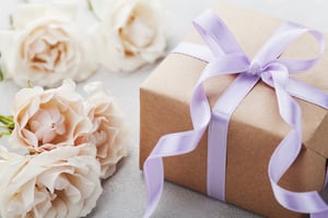 מומחים: יש לשלוח מתנה לחתונה, גם אם לא נוכחים בה