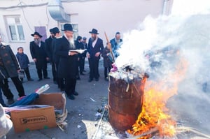 תיעוד: מכירת ושריפת חמץ במוסקבה