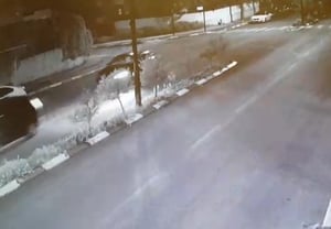 צפו: הנהג הפוגע נמלט רגעים אחרי התאונה