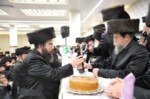 הרב אייזנבלט עם רבו, האדמו"ר מבאיאן