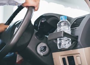 כבאים מזהירים: אל תשאירו בקבוקי מים במכונית