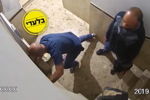 בשעה 03:31, ניסו השוטרים לפרוץ למשרדי 'מרכז ההצלה'