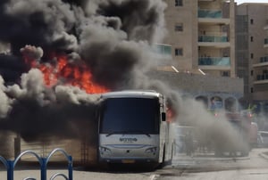 בשכונה החרדית: אוטובוס נוסעים עלה לפתע באש • צפו