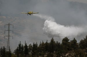 מטוס כיבוי בפעולה