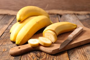 מה עושים עם החוטים המוזרים שבתוך הבננה?