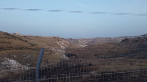 פלסטינים ניסו להצית שדות ונתפסו 'על חם'