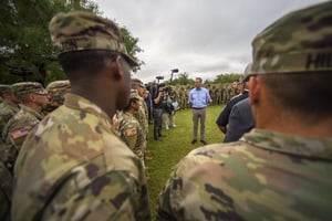 פטריק שנהאן עם חיילים אמריקאים