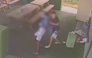 מכות ובקבוק זכוכית: תקפו אדם נעצרו • צפו