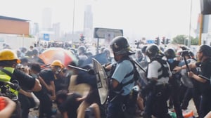 המהומות הקשות בהונג קונג: הפרלמנט פונה