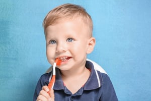 איך תצליחו לגרום לילד לצחצח שיניים? הנה 5 טריקים