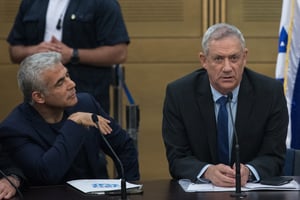 גנץ "יקריב" את לפיד?