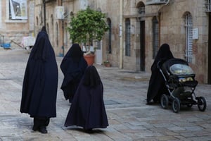 ברחובות העיר ירושלים: אם צועדת עם בנותיה ב'שאלים'