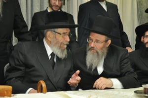 הרב בלינוב (משמאל) יחד עם חמיו הגרמי"ל לנדא