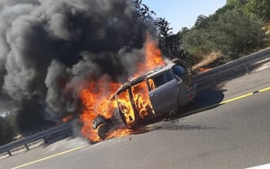 אש שפרצה ברכב הציתה שריפה גדולה. צפו